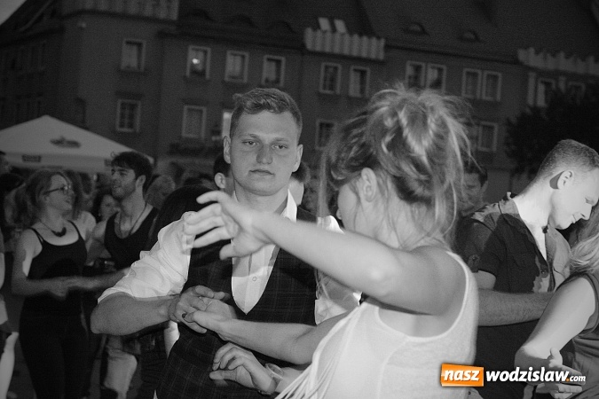 Zdjęcie w galerii na portalu naszwodzislaw.com: Gorąca salsoteka na zakończenie pierwszego dnia obchodów Dni Wodzisławia wiadomości z regionu