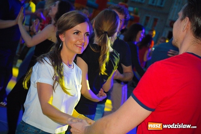 Zdjęcie w galerii na portalu naszwodzislaw.com: Gorąca salsoteka na zakończenie pierwszego dnia obchodów Dni Wodzisławia wiadomości z regionu