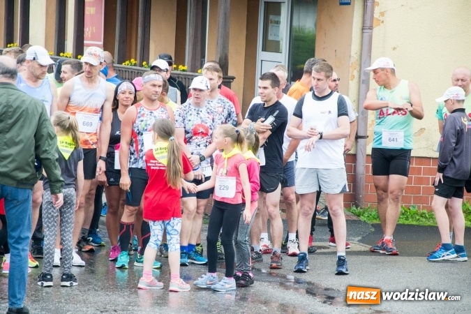 Zdjęcie w galerii na portalu naszwodzislaw.com: W Rogowie pobiegli dla chorych chłopców wiadomości z regionu