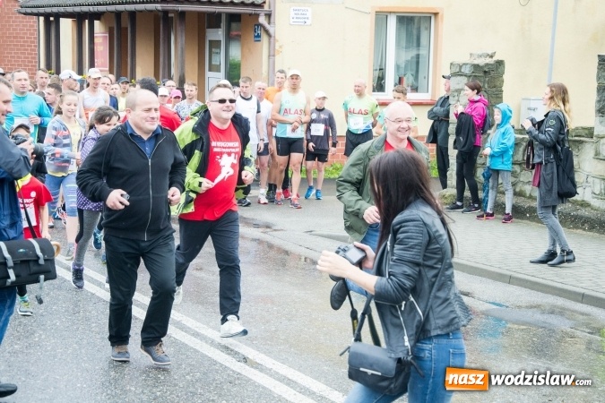 Zdjęcie w galerii na portalu naszwodzislaw.com: W Rogowie pobiegli dla chorych chłopców wiadomości z regionu