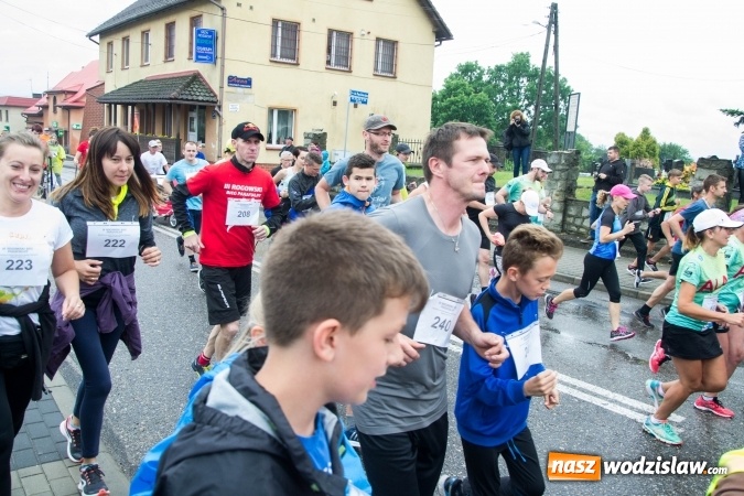 Zdjęcie w galerii na portalu naszwodzislaw.com: W Rogowie pobiegli dla chorych chłopców wiadomości z regionu