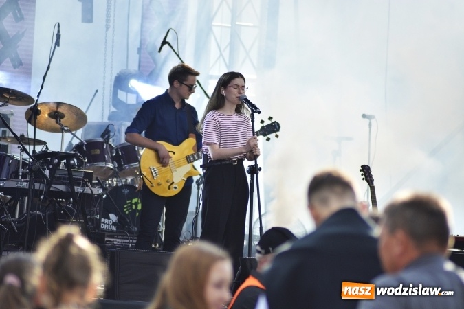 Zdjęcie w galerii na portalu naszwodzislaw.com: Edyta Górecka, Szymon Chodyniecki, Monika Lewczuk oraz Video - oto gwiazdy drugiego dnia 48 Dni Wodzisławia [FOTORELACJA] wiadomości z regionu