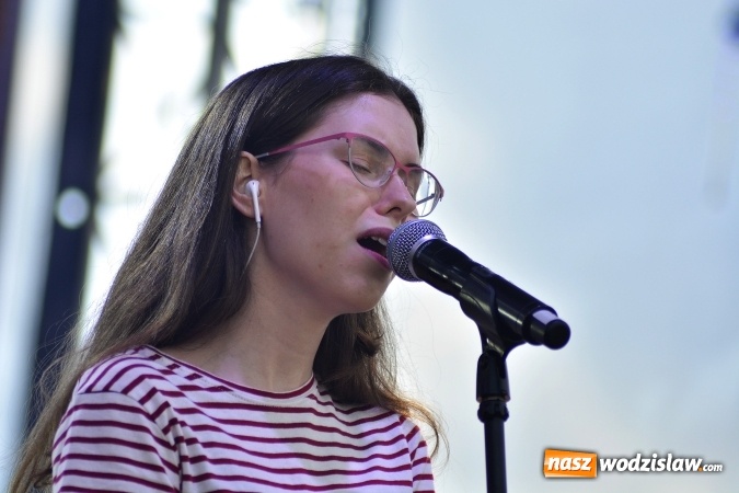 Zdjęcie w galerii na portalu naszwodzislaw.com: Edyta Górecka, Szymon Chodyniecki, Monika Lewczuk oraz Video - oto gwiazdy drugiego dnia 48 Dni Wodzisławia [FOTORELACJA] wiadomości z regionu