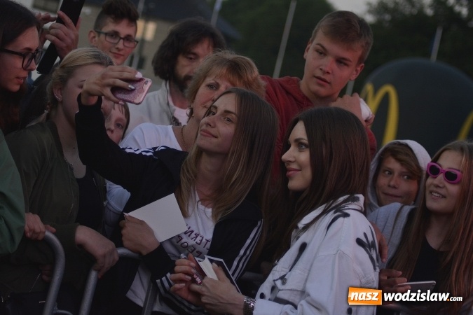 Zdjęcie w galerii na portalu naszwodzislaw.com: Edyta Górecka, Szymon Chodyniecki, Monika Lewczuk oraz Video - oto gwiazdy drugiego dnia 48 Dni Wodzisławia [FOTORELACJA] wiadomości z regionu