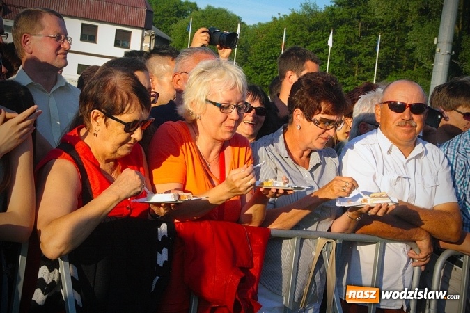 Zdjęcie w galerii na portalu naszwodzislaw.com: Ogromny tort na 760-lecie miasta. Smaczne zakończenie Dni Wodzisławia&nbsp; wiadomości z regionu