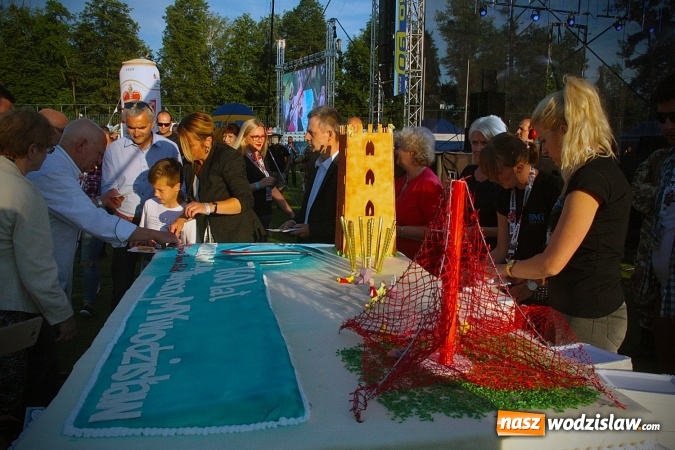 Zdjęcie w galerii na portalu naszwodzislaw.com: Ogromny tort na 760-lecie miasta. Smaczne zakończenie Dni Wodzisławia&nbsp; wiadomości z regionu