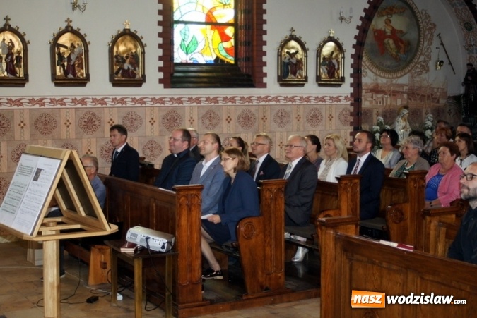 Zdjęcie w galerii na portalu naszwodzislaw.com: Tajemnice kompaturek. Księga Metrykalna z Mszany - spotkanie w mszańskim kościele wiadomości z regionu