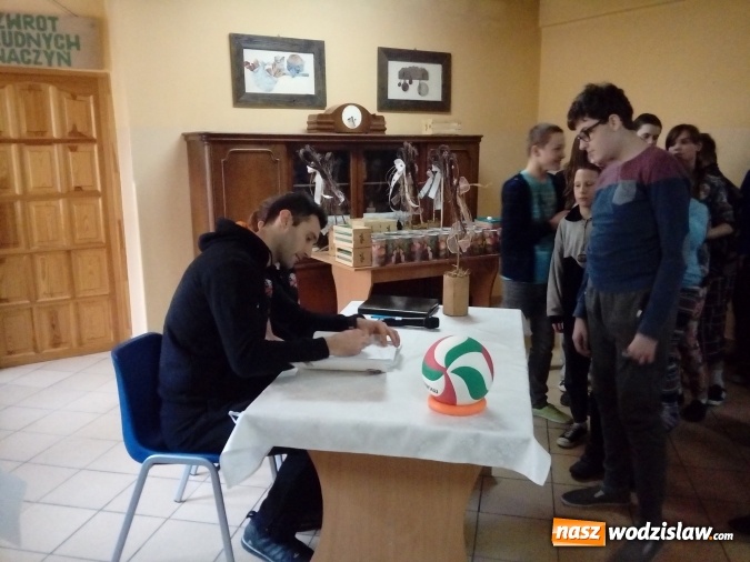 Zdjęcie w galerii na portalu naszwodzislaw.com: Spotkanie z siatkarzem KS Jastrzębski Węgiel Grzegorzem Kosokiem wiadomości z regionu