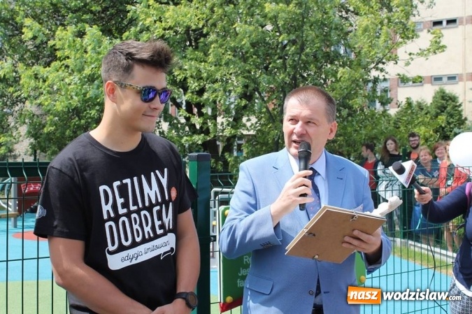 Zdjęcie w galerii na portalu naszwodzislaw.com: W jeden dzień zebrał ponad 326 tysięcy złotych. Youtuber z Wodzisławia w kolejnej szczytnej akcji! Otwarto Rehabilitacyjny Plac Zdrowia i Zabawy wiadomości z regionu