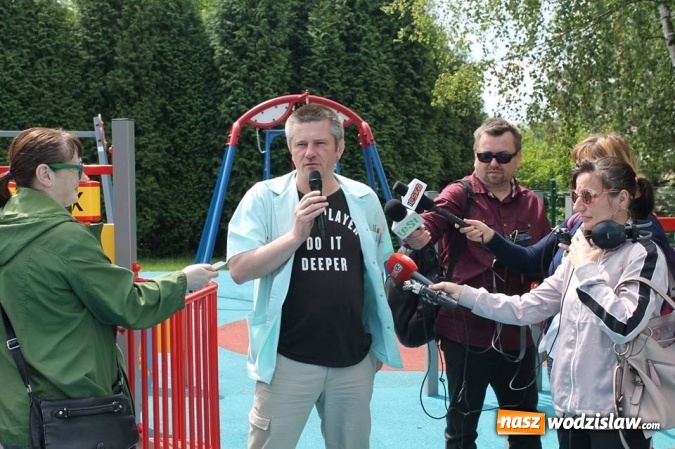 Zdjęcie w galerii na portalu naszwodzislaw.com: W jeden dzień zebrał ponad 326 tysięcy złotych. Youtuber z Wodzisławia w kolejnej szczytnej akcji! Otwarto Rehabilitacyjny Plac Zdrowia i Zabawy wiadomości z regionu