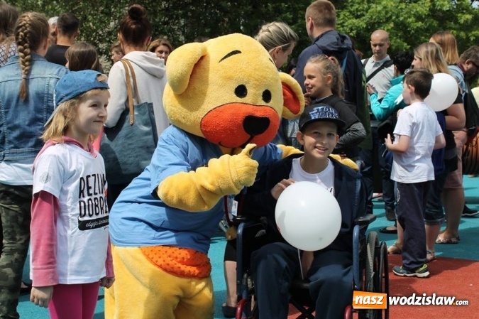 Zdjęcie w galerii na portalu naszwodzislaw.com: W jeden dzień zebrał ponad 326 tysięcy złotych. Youtuber z Wodzisławia w kolejnej szczytnej akcji! Otwarto Rehabilitacyjny Plac Zdrowia i Zabawy wiadomości z regionu