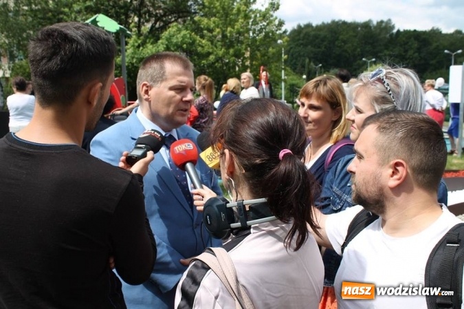 Zdjęcie w galerii na portalu naszwodzislaw.com: W jeden dzień zebrał ponad 326 tysięcy złotych. Youtuber z Wodzisławia w kolejnej szczytnej akcji! Otwarto Rehabilitacyjny Plac Zdrowia i Zabawy wiadomości z regionu