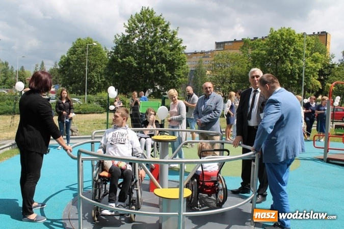 Zdjęcie w galerii na portalu naszwodzislaw.com: W jeden dzień zebrał ponad 326 tysięcy złotych. Youtuber z Wodzisławia w kolejnej szczytnej akcji! Otwarto Rehabilitacyjny Plac Zdrowia i Zabawy wiadomości z regionu