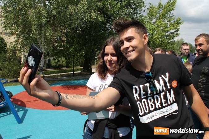 Zdjęcie w galerii na portalu naszwodzislaw.com: W jeden dzień zebrał ponad 326 tysięcy złotych. Youtuber z Wodzisławia w kolejnej szczytnej akcji! Otwarto Rehabilitacyjny Plac Zdrowia i Zabawy wiadomości z regionu