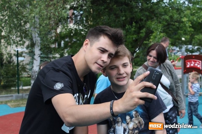 Zdjęcie w galerii na portalu naszwodzislaw.com: W jeden dzień zebrał ponad 326 tysięcy złotych. Youtuber z Wodzisławia w kolejnej szczytnej akcji! Otwarto Rehabilitacyjny Plac Zdrowia i Zabawy wiadomości z regionu