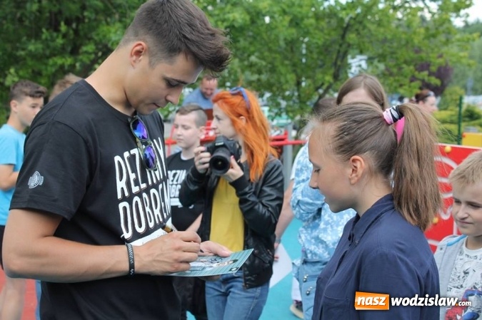 Zdjęcie w galerii na portalu naszwodzislaw.com: W jeden dzień zebrał ponad 326 tysięcy złotych. Youtuber z Wodzisławia w kolejnej szczytnej akcji! Otwarto Rehabilitacyjny Plac Zdrowia i Zabawy wiadomości z regionu
