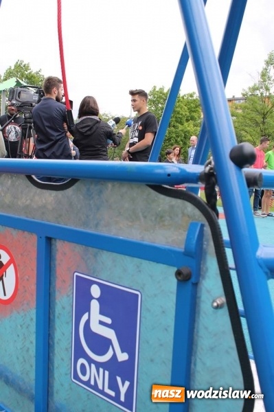 Zdjęcie w galerii na portalu naszwodzislaw.com: W jeden dzień zebrał ponad 326 tysięcy złotych. Youtuber z Wodzisławia w kolejnej szczytnej akcji! Otwarto Rehabilitacyjny Plac Zdrowia i Zabawy wiadomości z regionu