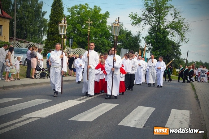 Zdjęcie w galerii na portalu naszwodzislaw.com: Wodzisław: setki wiernych na procesji Bożego Ciała. FOTORELACJA wiadomości z regionu