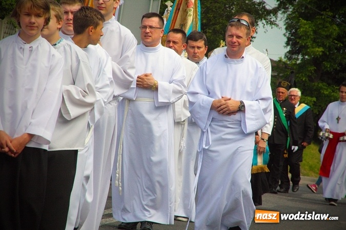 Zdjęcie w galerii na portalu naszwodzislaw.com: Wodzisław: setki wiernych na procesji Bożego Ciała. FOTORELACJA wiadomości z regionu