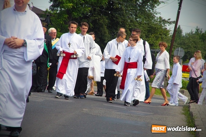 Zdjęcie w galerii na portalu naszwodzislaw.com: Wodzisław: setki wiernych na procesji Bożego Ciała. FOTORELACJA wiadomości z regionu