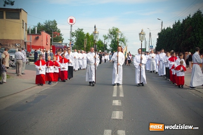 Zdjęcie w galerii na portalu naszwodzislaw.com: Wodzisław: setki wiernych na procesji Bożego Ciała. FOTORELACJA wiadomości z regionu