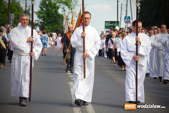 Zdjęcie w galerii na portalu naszwodzislaw.com: Wodzisław: setki wiernych na procesji Bożego Ciała. FOTORELACJA wiadomości z regionu