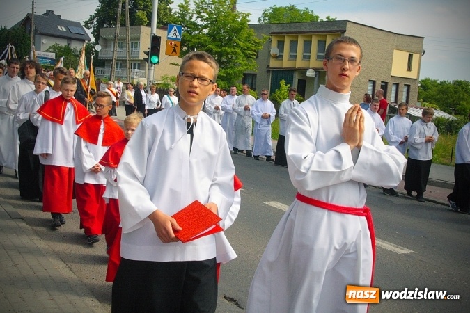 Zdjęcie w galerii na portalu naszwodzislaw.com: Wodzisław: setki wiernych na procesji Bożego Ciała. FOTORELACJA wiadomości z regionu