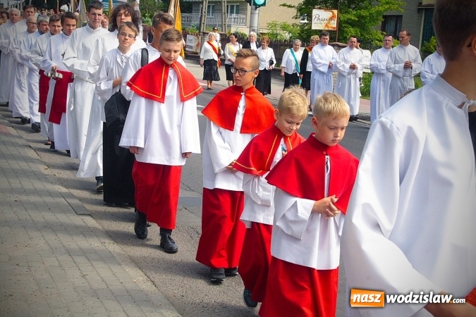 Zdjęcie w galerii na portalu naszwodzislaw.com: Wodzisław: setki wiernych na procesji Bożego Ciała. FOTORELACJA wiadomości z regionu