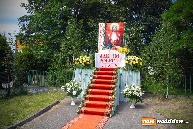 Zdjęcie w galerii na portalu naszwodzislaw.com: Wodzisław: setki wiernych na procesji Bożego Ciała. FOTORELACJA wiadomości z regionu