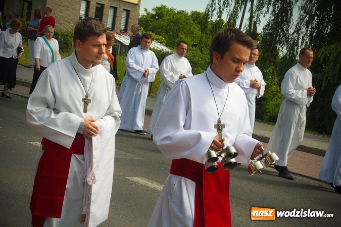 Zdjęcie w galerii na portalu naszwodzislaw.com: Wodzisław: setki wiernych na procesji Bożego Ciała. FOTORELACJA wiadomości z regionu