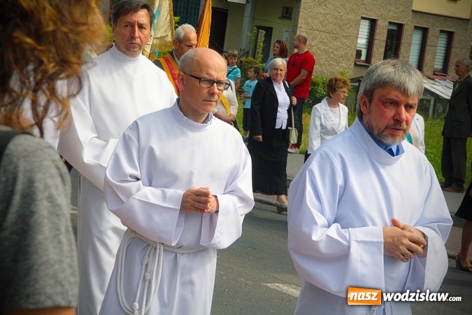 Zdjęcie w galerii na portalu naszwodzislaw.com: Wodzisław: setki wiernych na procesji Bożego Ciała. FOTORELACJA wiadomości z regionu