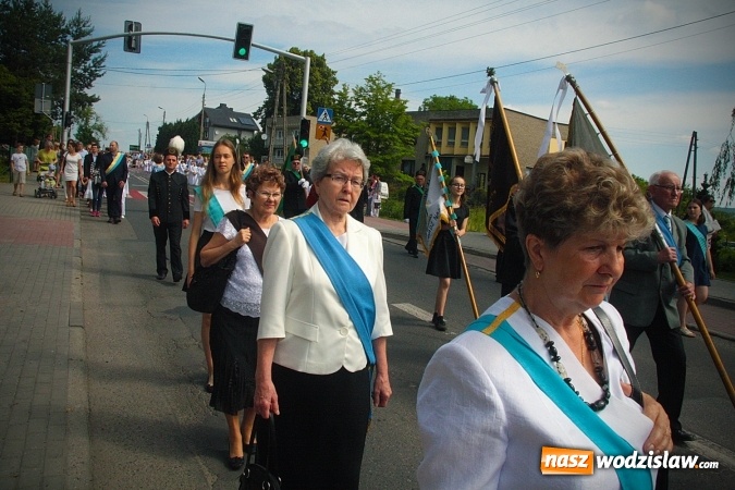 Zdjęcie w galerii na portalu naszwodzislaw.com: Wodzisław: setki wiernych na procesji Bożego Ciała. FOTORELACJA wiadomości z regionu