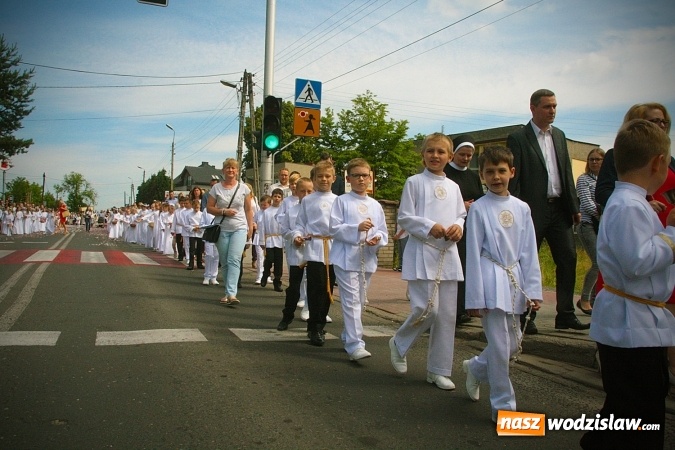 Zdjęcie w galerii na portalu naszwodzislaw.com: Wodzisław: setki wiernych na procesji Bożego Ciała. FOTORELACJA wiadomości z regionu