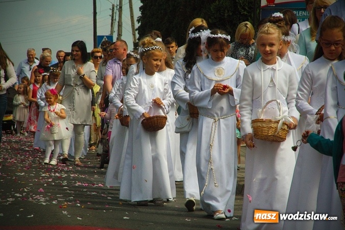 Zdjęcie w galerii na portalu naszwodzislaw.com: Wodzisław: setki wiernych na procesji Bożego Ciała. FOTORELACJA wiadomości z regionu