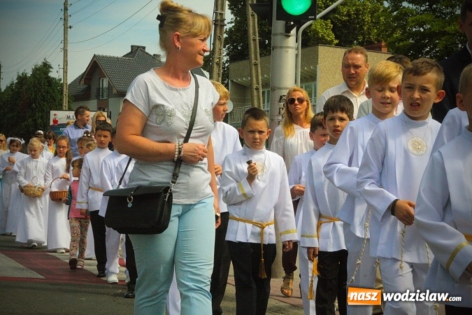 Zdjęcie w galerii na portalu naszwodzislaw.com: Wodzisław: setki wiernych na procesji Bożego Ciała. FOTORELACJA wiadomości z regionu