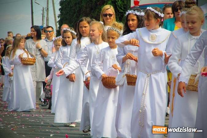 Zdjęcie w galerii na portalu naszwodzislaw.com: Wodzisław: setki wiernych na procesji Bożego Ciała. FOTORELACJA wiadomości z regionu