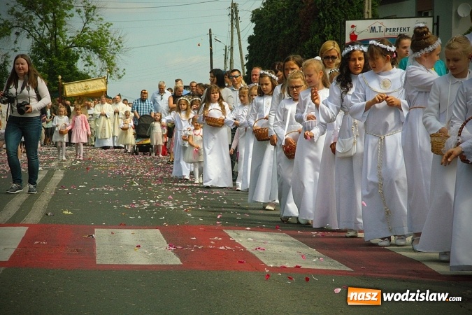 Zdjęcie w galerii na portalu naszwodzislaw.com: Wodzisław: setki wiernych na procesji Bożego Ciała. FOTORELACJA wiadomości z regionu