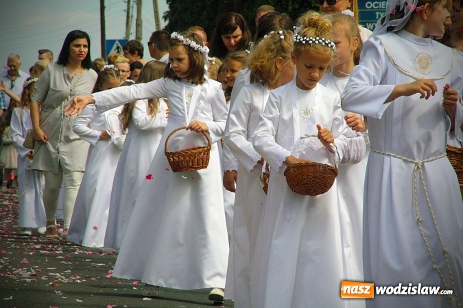 Zdjęcie w galerii na portalu naszwodzislaw.com: Wodzisław: setki wiernych na procesji Bożego Ciała. FOTORELACJA wiadomości z regionu