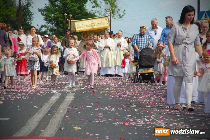 Zdjęcie w galerii na portalu naszwodzislaw.com: Wodzisław: setki wiernych na procesji Bożego Ciała. FOTORELACJA wiadomości z regionu