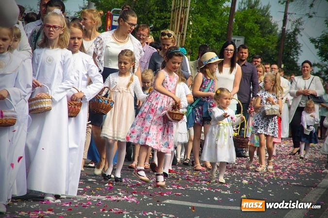 Zdjęcie w galerii na portalu naszwodzislaw.com: Wodzisław: setki wiernych na procesji Bożego Ciała. FOTORELACJA wiadomości z regionu