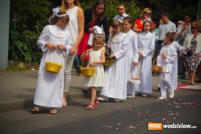 Zdjęcie w galerii na portalu naszwodzislaw.com: Wodzisław: setki wiernych na procesji Bożego Ciała. FOTORELACJA wiadomości z regionu