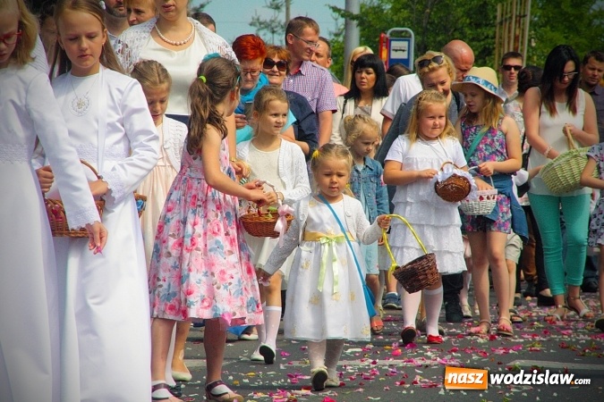 Zdjęcie w galerii na portalu naszwodzislaw.com: Wodzisław: setki wiernych na procesji Bożego Ciała. FOTORELACJA wiadomości z regionu
