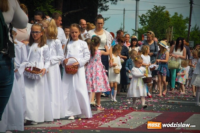 Zdjęcie w galerii na portalu naszwodzislaw.com: Wodzisław: setki wiernych na procesji Bożego Ciała. FOTORELACJA wiadomości z regionu