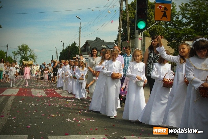 Zdjęcie w galerii na portalu naszwodzislaw.com: Wodzisław: setki wiernych na procesji Bożego Ciała. FOTORELACJA wiadomości z regionu