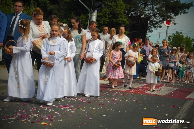 Zdjęcie w galerii na portalu naszwodzislaw.com: Wodzisław: setki wiernych na procesji Bożego Ciała. FOTORELACJA wiadomości z regionu