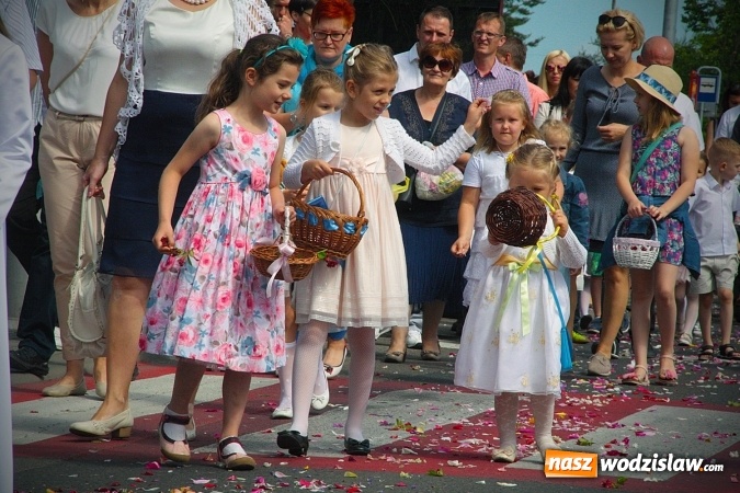 Zdjęcie w galerii na portalu naszwodzislaw.com: Wodzisław: setki wiernych na procesji Bożego Ciała. FOTORELACJA wiadomości z regionu