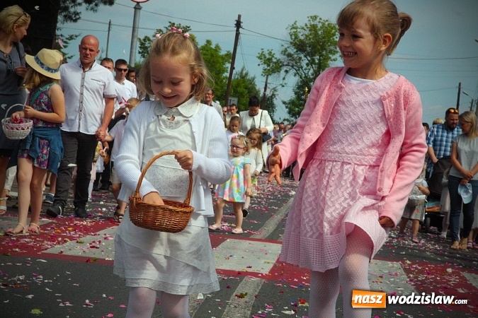 Zdjęcie w galerii na portalu naszwodzislaw.com: Wodzisław: setki wiernych na procesji Bożego Ciała. FOTORELACJA wiadomości z regionu