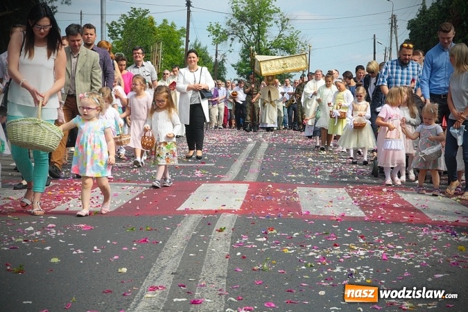 Zdjęcie w galerii na portalu naszwodzislaw.com: Wodzisław: setki wiernych na procesji Bożego Ciała. FOTORELACJA wiadomości z regionu
