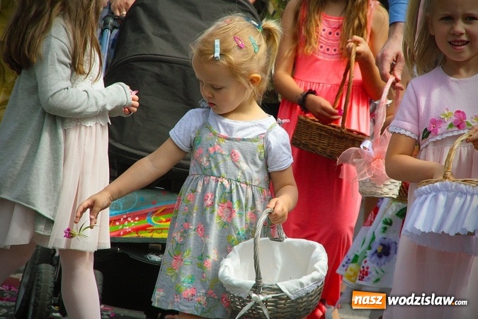 Zdjęcie w galerii na portalu naszwodzislaw.com: Wodzisław: setki wiernych na procesji Bożego Ciała. FOTORELACJA wiadomości z regionu