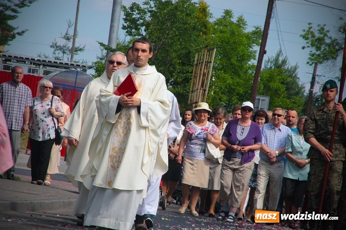 Zdjęcie w galerii na portalu naszwodzislaw.com: Wodzisław: setki wiernych na procesji Bożego Ciała. FOTORELACJA wiadomości z regionu